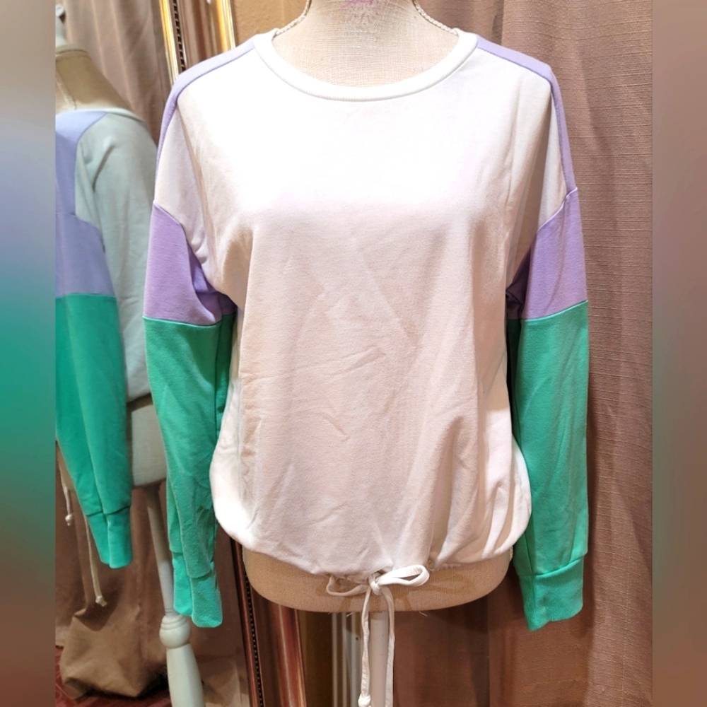 Preowened womens pull over sweater